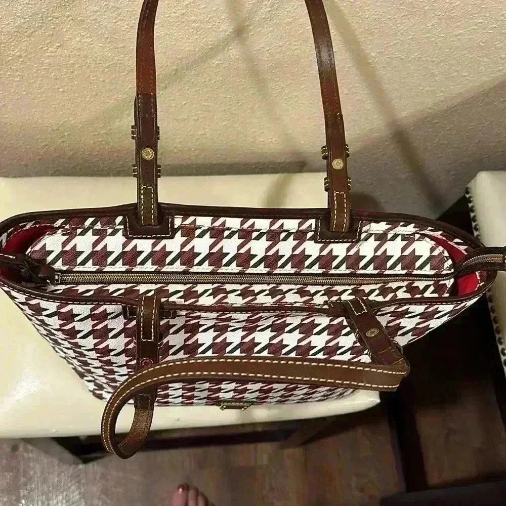 Dooney and Bourke handbag. - Picture 11 of 14